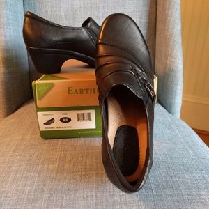 Black Earth brand size 8 dress shoes.